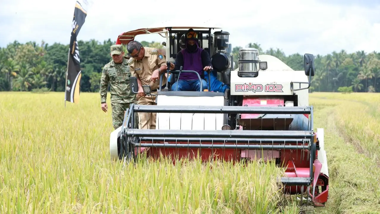 Bupati Bulukumba panen raya di Bontoharu. Foto dok Kominfo