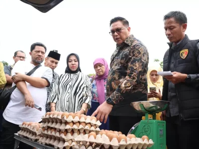 Petugas Satgas pangan memantau harga bahan pokok di Pasar Cekkeng Bulukumba bersama pedagang.