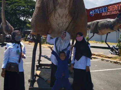 Warga ramai melihat dinosaurus di Dino Planet Funderland Pasar Sentral Bulukumba. Foto dok Cahaya/FB