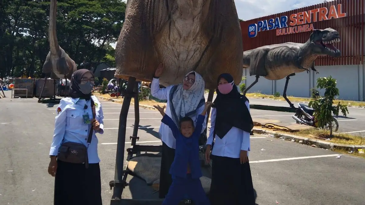 Warga ramai melihat dinosaurus di Dino Planet Funderland Pasar Sentral Bulukumba. Foto dok Cahaya/FB