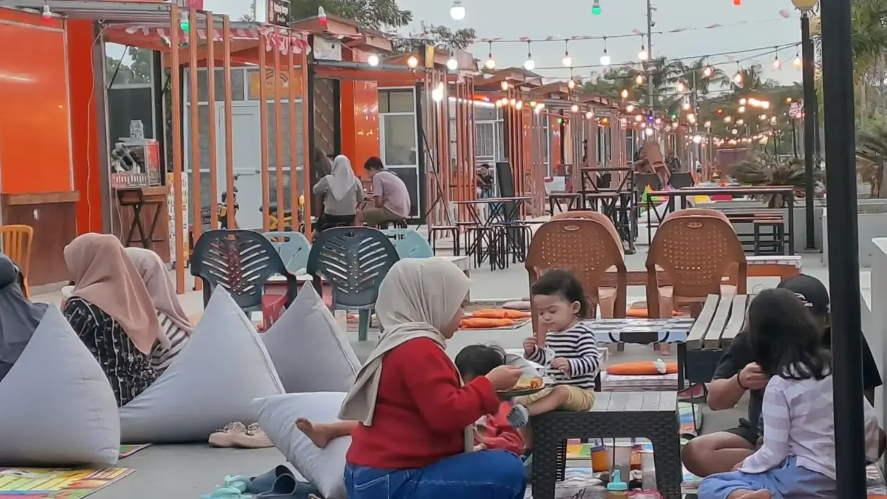 Suasana Lapak UMKM Kawasan Pantai Merpati Bulukumba. Dok TITIKNOL BIZ