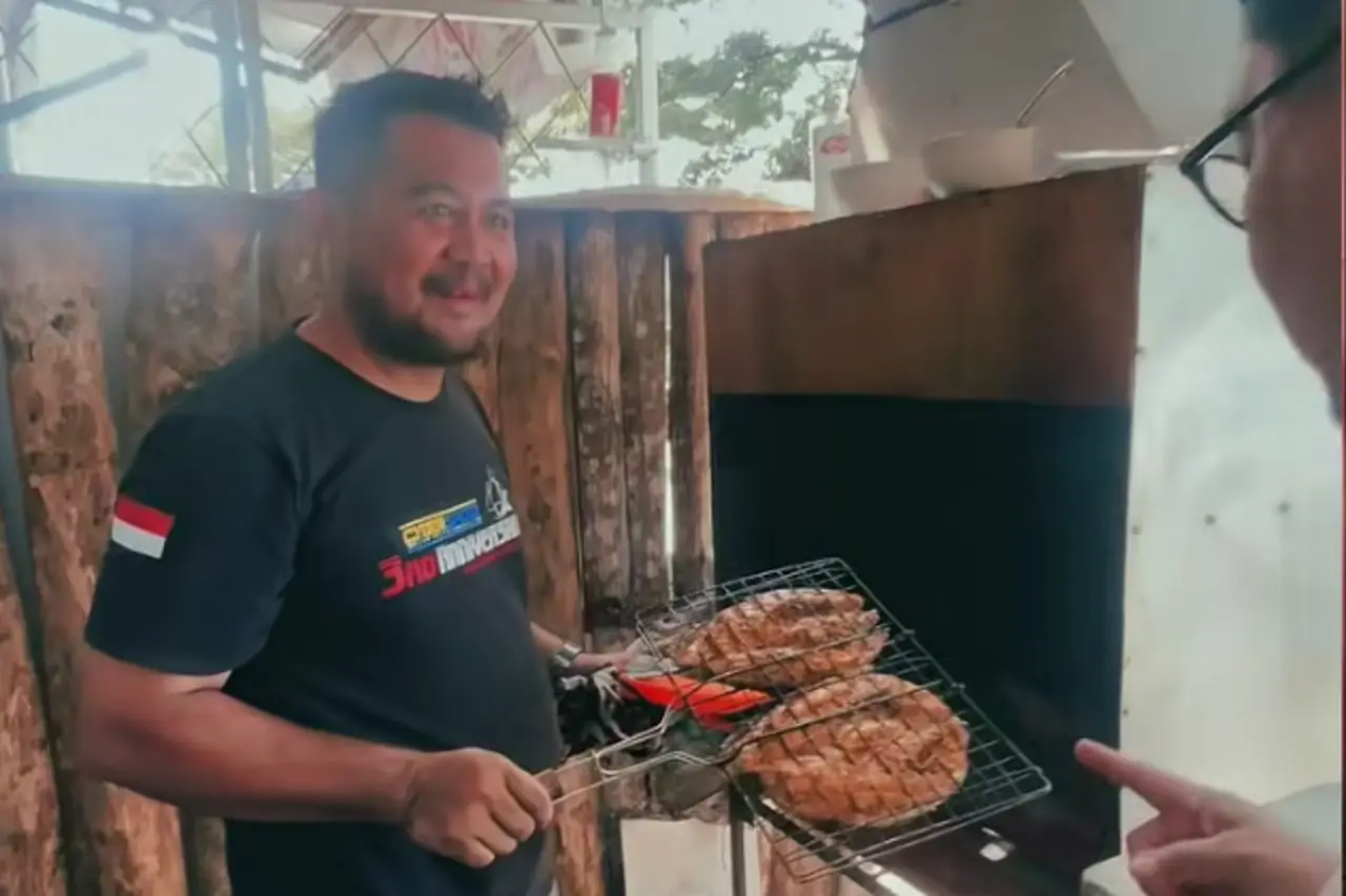 Wabup Bulukumba Andi Edy Manaf kunjungi warung Ikan Bakar Katombong. Foto dok FB