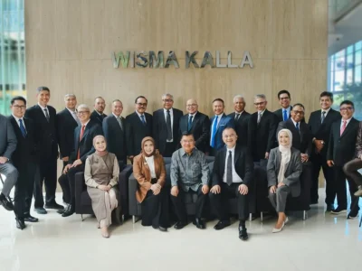 Foto bersama Jusuf Kalla dan pimpinan dan karyawan. Foto dok Kalla Group