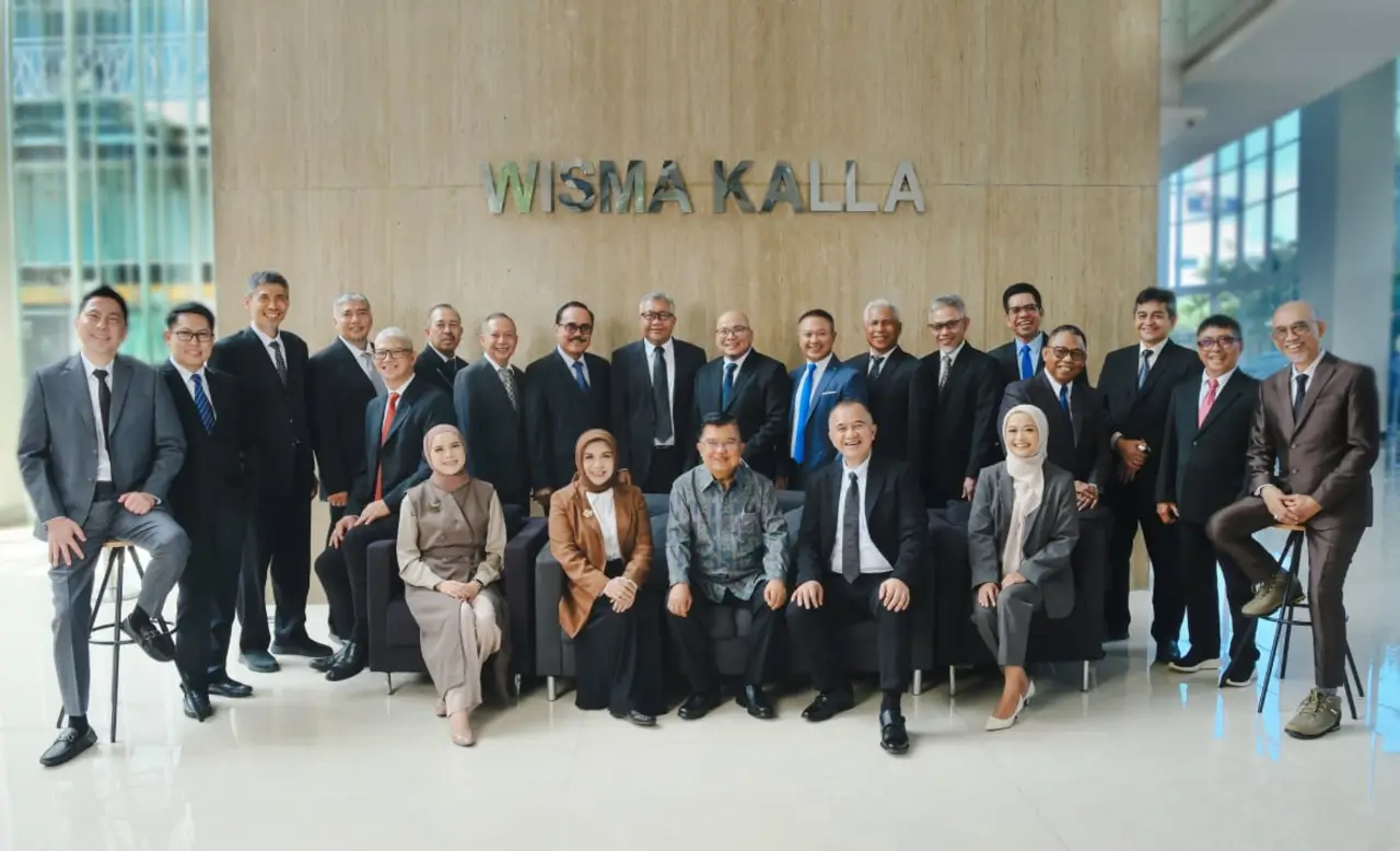 Foto bersama Jusuf Kalla dan pimpinan dan karyawan. Foto dok Kalla Group